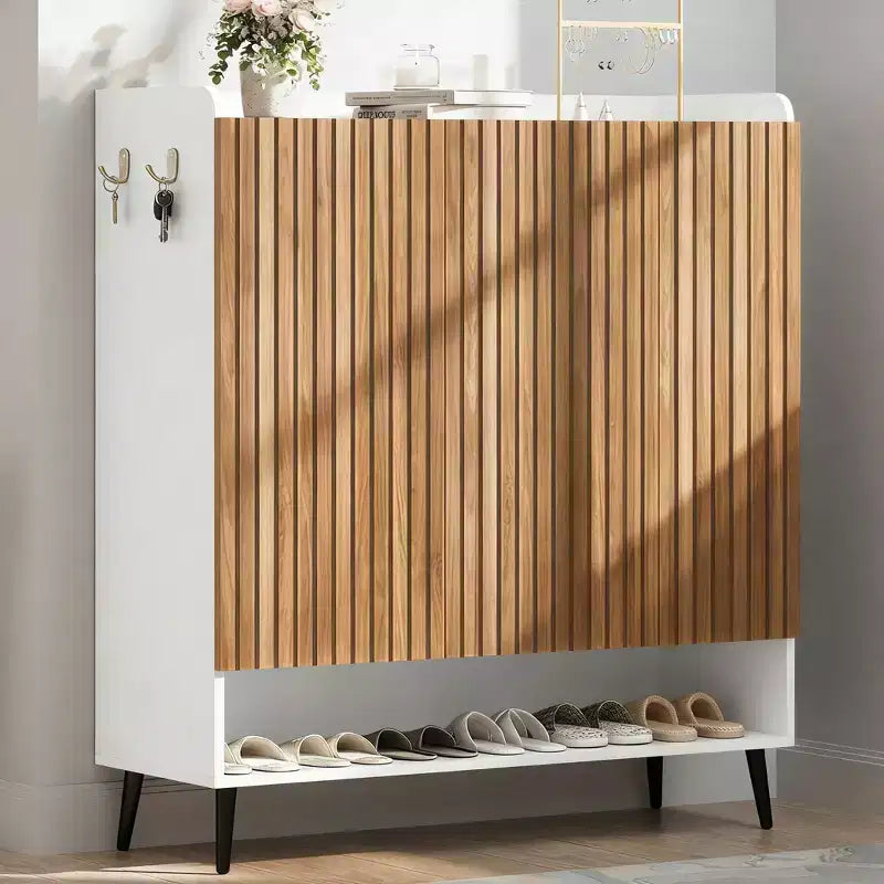 Zapatero Grande con Puertas, Organizador de Zapatos de Madera de 6 Niveles con Estantes Ajustables y Ganchos, Zapatero de Entrada de 3 Puertas para más de 30 Pares