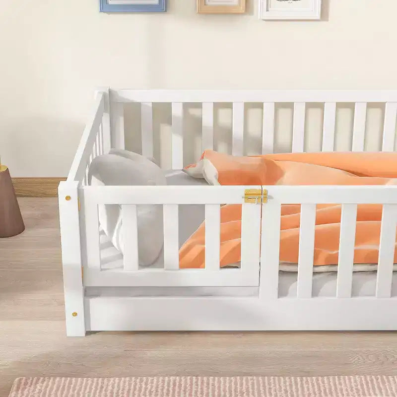 Cama de suelo doble Sailvan con valla y puerta, marco de cama de madera maciza para niños pequeños