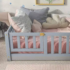 Cama de suelo doble Sailvan con valla y puerta, marco de cama de madera maciza para niños pequeños