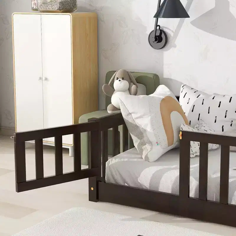 Cama de suelo doble Sailvan con valla y puerta, marco de cama de madera maciza para niños pequeños