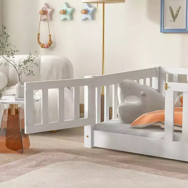 Cama de suelo doble Sailvan con valla y puerta, marco de cama de madera maciza para niños pequeños