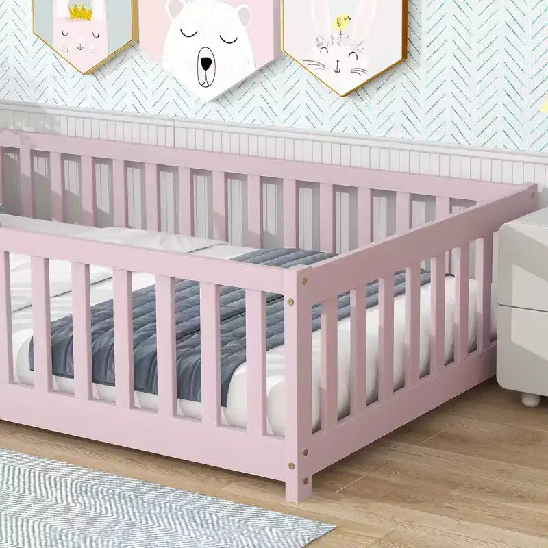 Cama de suelo doble Sailvan con valla y puerta, marco de cama de madera maciza para niños pequeños