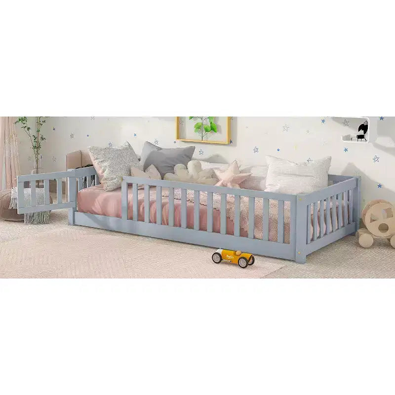 Cama de suelo doble Sailvan con valla y puerta, marco de cama de madera maciza para niños pequeños
