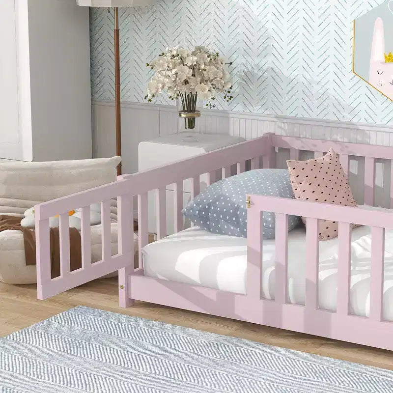 Cama de suelo doble Sailvan con valla y puerta, marco de cama de madera maciza para niños pequeños