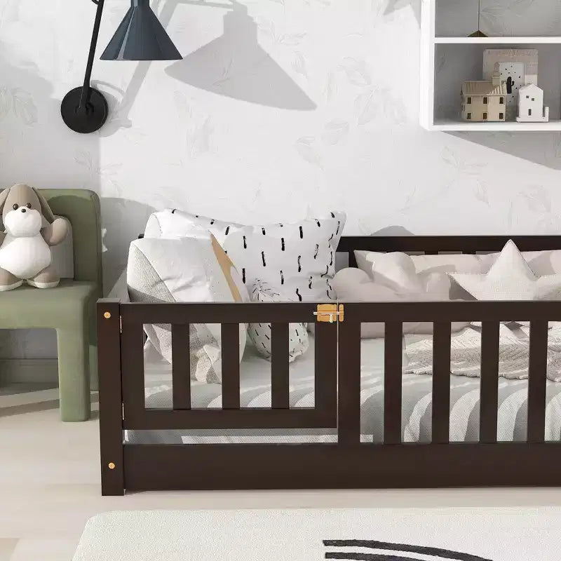 Cama de suelo doble Sailvan con valla y puerta, marco de cama de madera maciza para niños pequeños