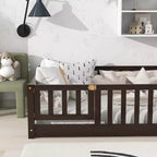 Cama de suelo doble Sailvan con valla y puerta, marco de cama de madera maciza para niños pequeños