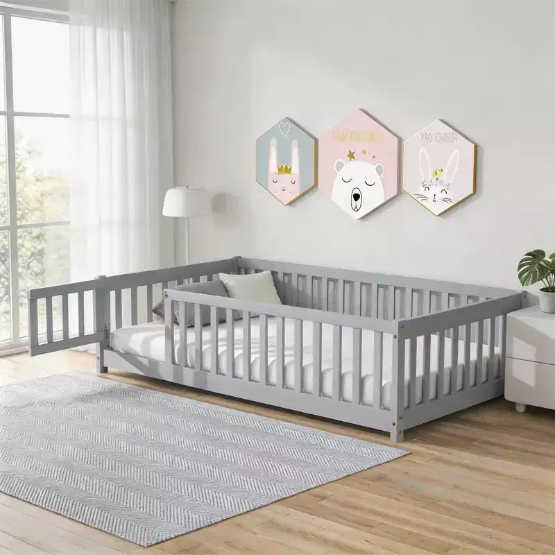 Cama de suelo doble Sailvan con valla y puerta, marco de cama de madera maciza para niños pequeños