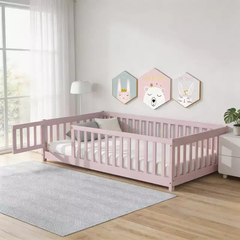Cama de suelo doble Sailvan con valla y puerta, marco de cama de madera maciza para niños pequeños
