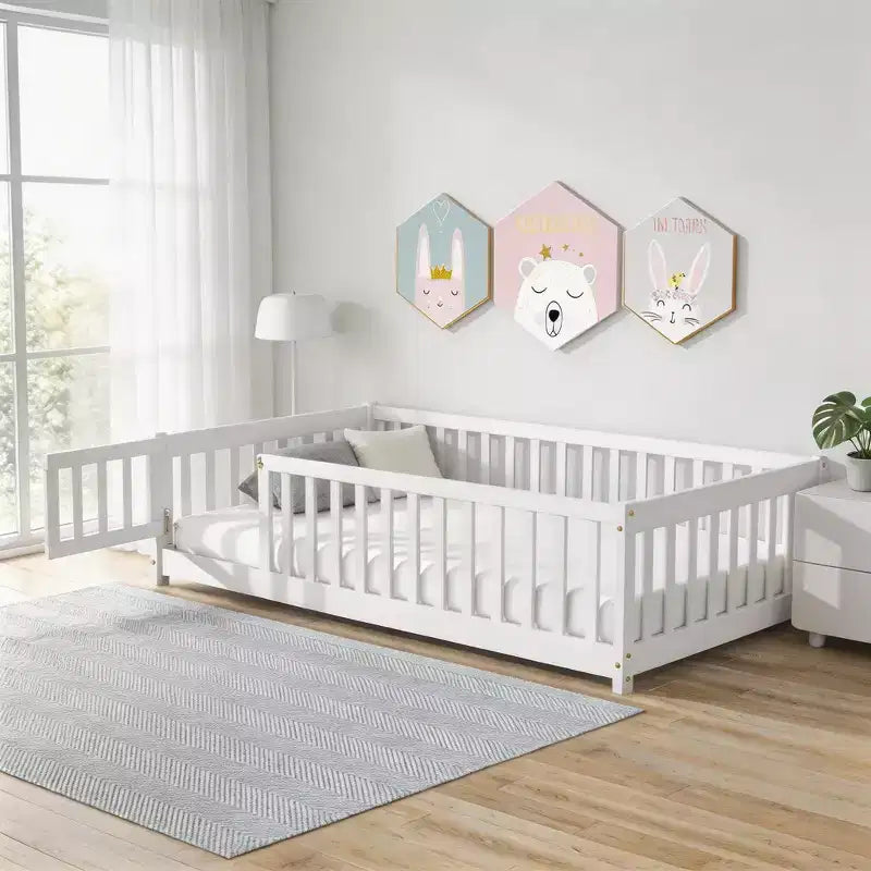 Cama de suelo doble Sailvan con valla y puerta, marco de cama de madera maciza para niños pequeños