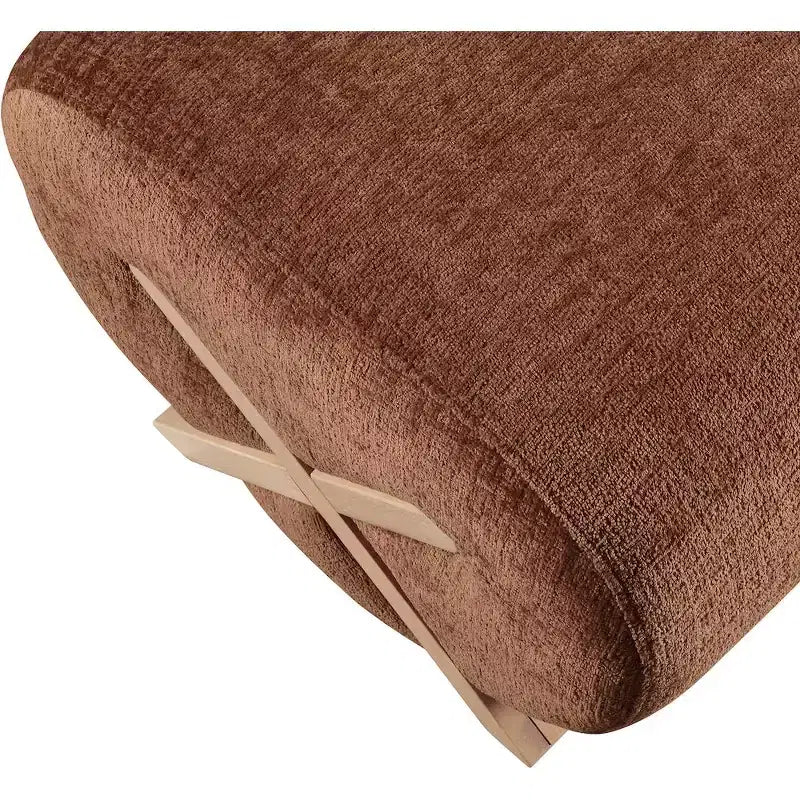 Puf tapizado en tela Akira de Meridian Furniture