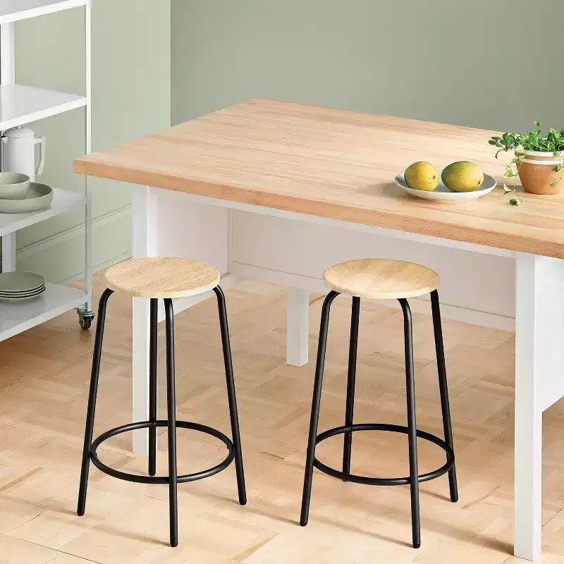 Juego de 2 taburetes de bar de altura para mostrador sin respaldo de 61 cm, de madera y base de metal, con reposapiés, color natural - Room Essentials™