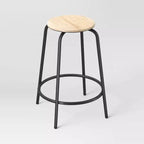 Juego de 2 taburetes de bar de altura para mostrador sin respaldo de 61 cm, de madera y base de metal, con reposapiés, color natural - Room Essentials™