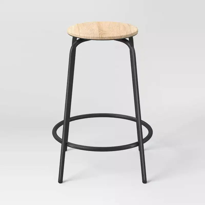 Juego de 2 taburetes de bar de altura para mostrador sin respaldo de 61 cm, de madera y base de metal, con reposapiés, color natural - Room Essentials™