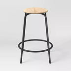 Juego de 2 taburetes de bar de altura para mostrador sin respaldo de 61 cm, de madera y base de metal, con reposapiés, color natural - Room Essentials™