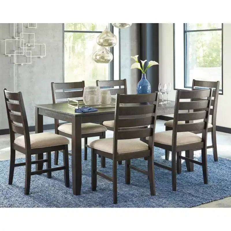 Juego de comedor Rokane de Signature Design by Ashley, color marrón: 7 piezas, sillas tapizadas, estructura de madera