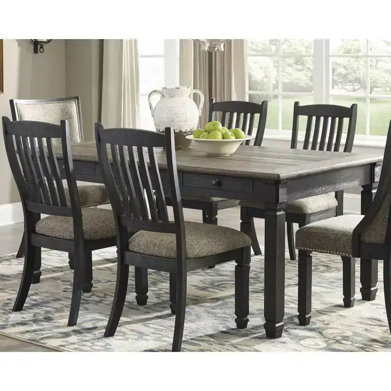 Mesa de comedor rectangular Tyler Creek marrón/negra - Diseño distintivo de Ashley
