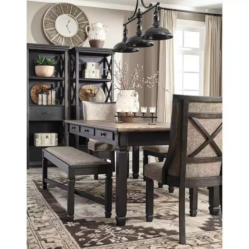 Mesa de comedor rectangular Tyler Creek marrón/negra - Diseño distintivo de Ashley