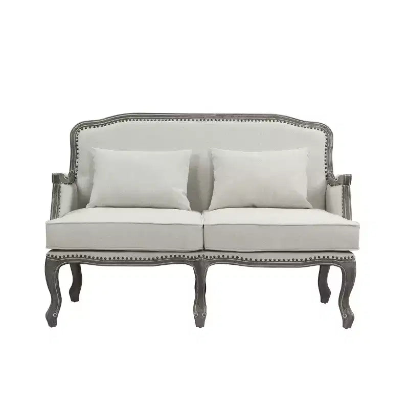 Sofás Tania de 56" de lino crema y acabado marrón - Acme Furniture: patas cabriolé francesas, ribete de tachuelas, no requiere montaje