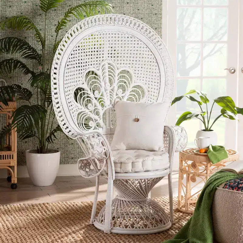 Bali & Pari Ediva Sillón decorativo de ratán natural tipo pavo real, blanco: Tapizado de poliéster, no requiere montaje