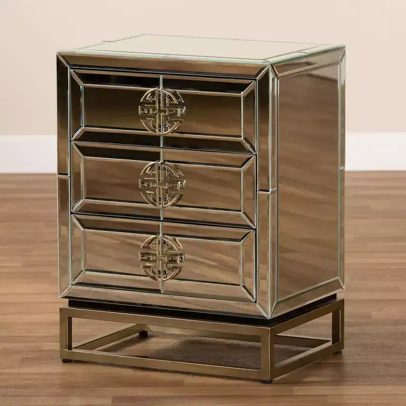 Laken Mesita de noche con espejo de 3 cajones - Baxton Studio: Elegante bronce antiguo, bordes biselados, no requiere montaje