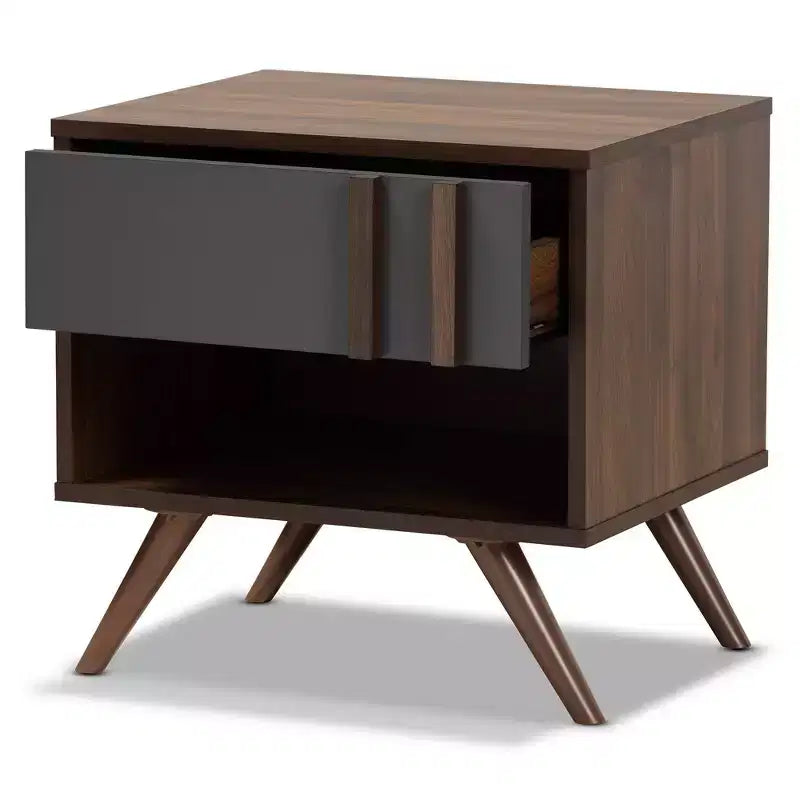Mesita de Noche Naoki de Madera Bicolor de 1 Cajón Gris/Nogal - Baxton Studio: Almacenamiento junto a la Cama, Patas Inclinadas, Diseño Retro