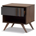 Mesita de Noche Naoki de Madera Bicolor de 1 Cajón Gris/Nogal - Baxton Studio: Almacenamiento junto a la Cama, Patas Inclinadas, Diseño Retro