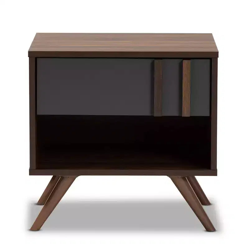 Mesita de Noche Naoki de Madera Bicolor de 1 Cajón Gris/Nogal - Baxton Studio: Almacenamiento junto a la Cama, Patas Inclinadas, Diseño Retro