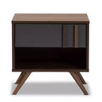 Mesita de Noche Naoki de Madera Bicolor de 1 Cajón Gris/Nogal - Baxton Studio: Almacenamiento junto a la Cama, Patas Inclinadas, Diseño Retro