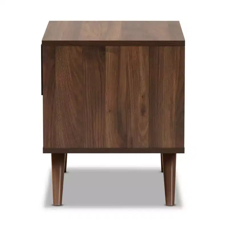 Mesita de Noche Naoki de Madera Bicolor de 1 Cajón Gris/Nogal - Baxton Studio: Almacenamiento junto a la Cama, Patas Inclinadas, Diseño Retro