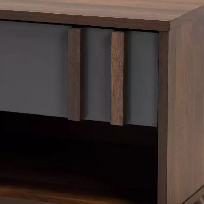 Mesita de Noche Naoki de Madera Bicolor de 1 Cajón Gris/Nogal - Baxton Studio: Almacenamiento junto a la Cama, Patas Inclinadas, Diseño Retro