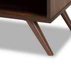 Mesita de Noche Naoki de Madera Bicolor de 1 Cajón Gris/Nogal - Baxton Studio: Almacenamiento junto a la Cama, Patas Inclinadas, Diseño Retro