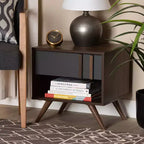 Mesita de Noche Naoki de Madera Bicolor de 1 Cajón Gris/Nogal - Baxton Studio: Almacenamiento junto a la Cama, Patas Inclinadas, Diseño Retro