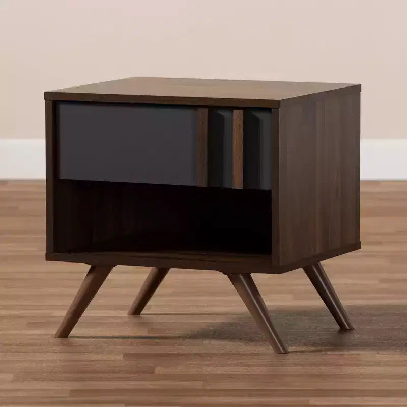 Mesita de Noche Naoki de Madera Bicolor de 1 Cajón Gris/Nogal - Baxton Studio: Almacenamiento junto a la Cama, Patas Inclinadas, Diseño Retro
