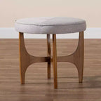 Puf otomano de tela y madera Theo gris beis/marrón nogal - Baxton Studio