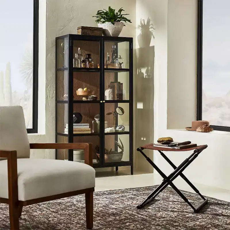 Vitrina de cristal Crystal Cove de 60" negra - Threshold™ diseñada con Studio McGee