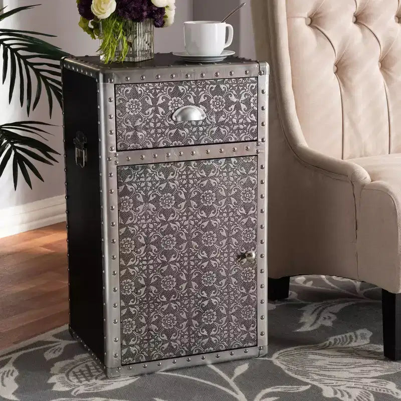 Cosette Metal Floral Accent Cabinet Silver - Baxton Studio: Baúl Universal de Almacenamiento, 28" de Alto