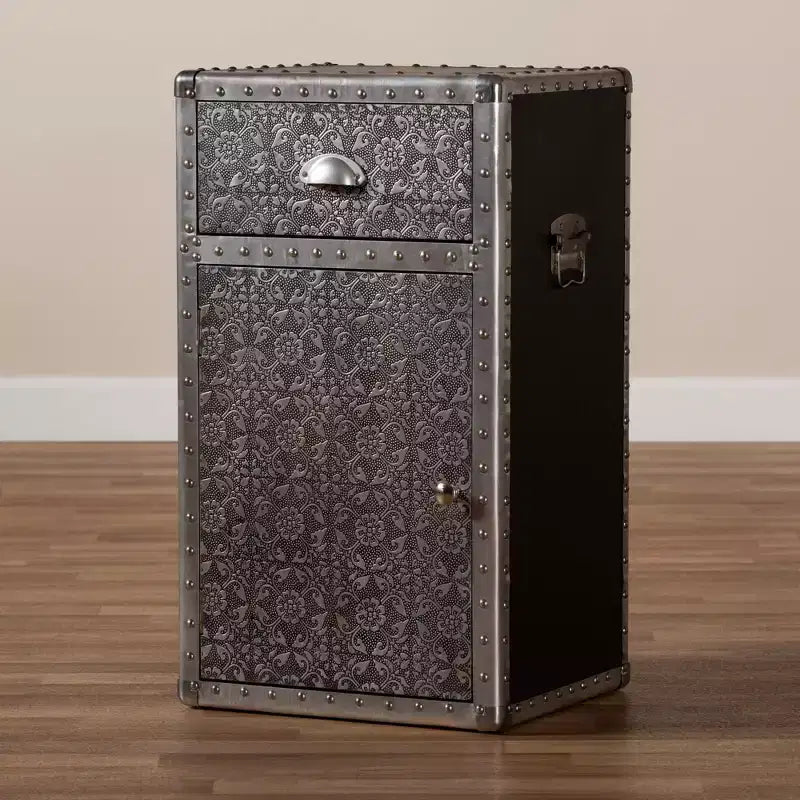 Cosette Metal Floral Accent Cabinet Silver - Baxton Studio: Baúl Universal de Almacenamiento, 28" de Alto