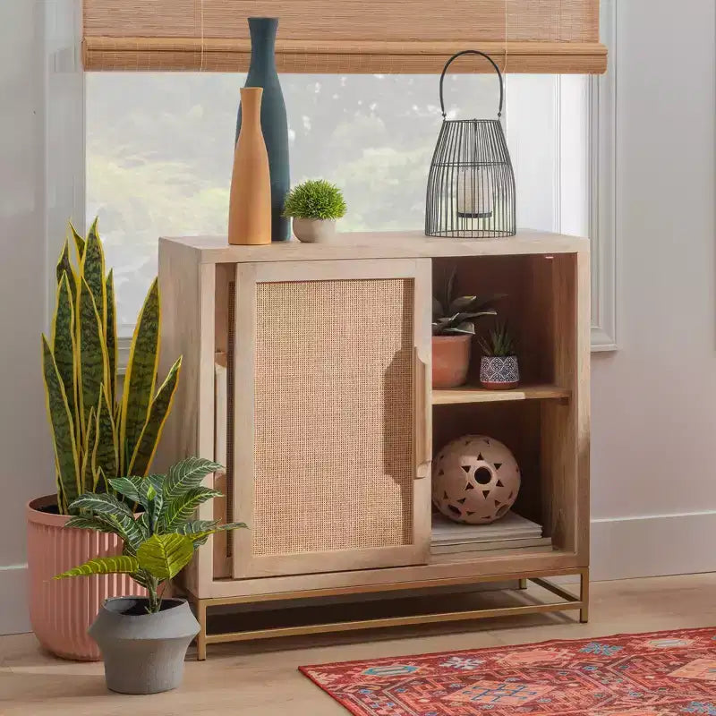 Mueble con puerta corredera de caña natural Gordon Transitional con 1 estante y base de metal dorado - Powell