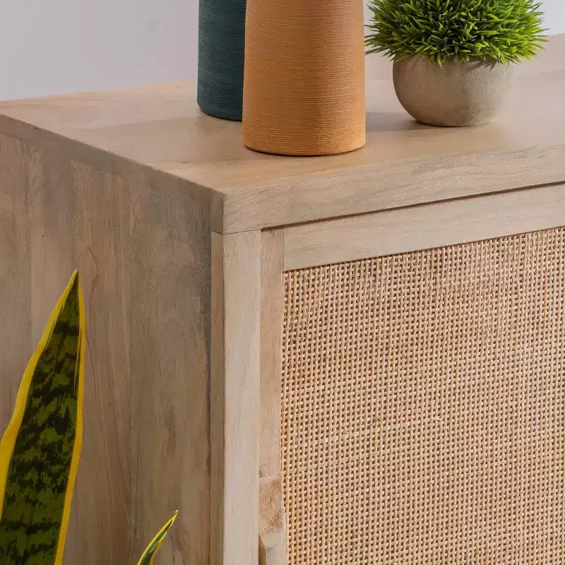 Mueble con puerta corredera de caña natural Gordon Transitional con 1 estante y base de metal dorado - Powell
