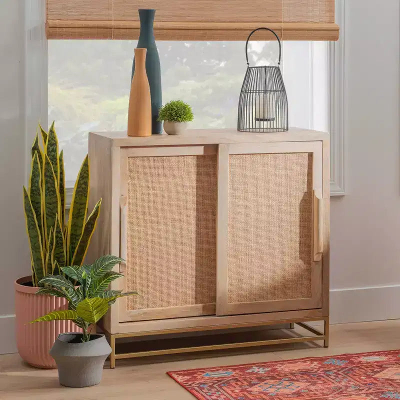 Mueble con puerta corredera de caña natural Gordon Transitional con 1 estante y base de metal dorado - Powell