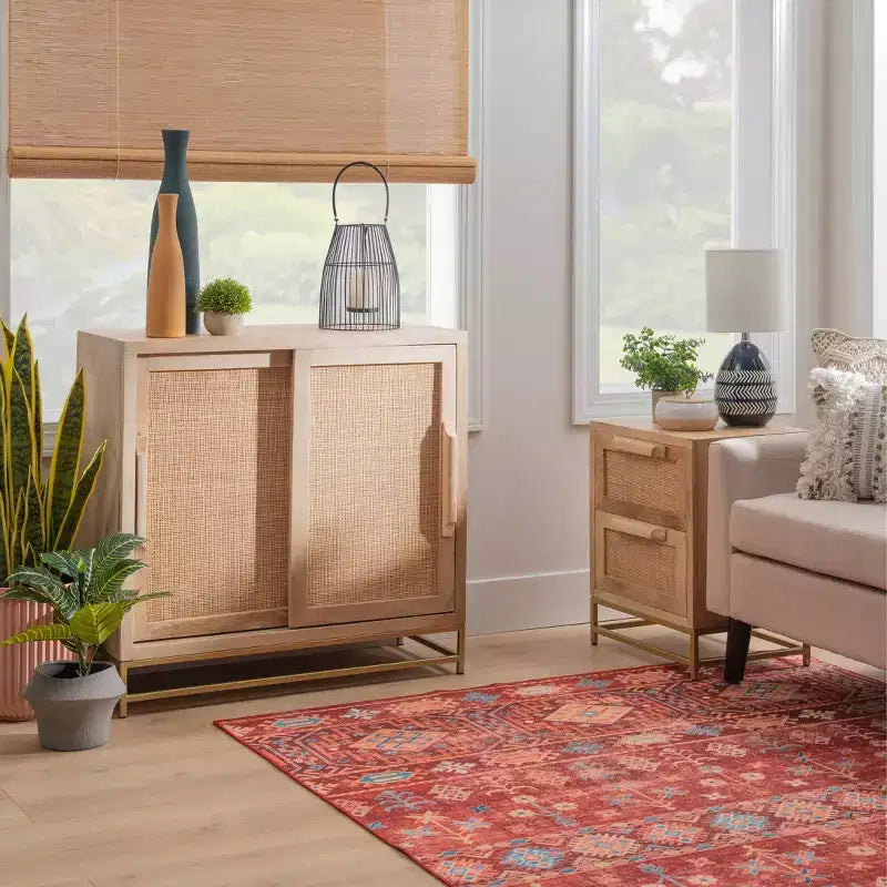 Mueble con puerta corredera de caña natural Gordon Transitional con 1 estante y base de metal dorado - Powell