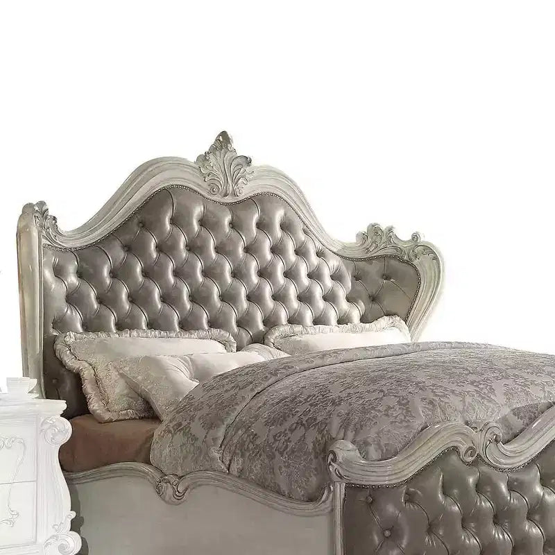 Cama Queen de 95" Versalles, piel sintética gris vintage y acabado blanco hueso - Acme Furniture