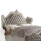 Cama Queen de 95" Versalles, piel sintética gris vintage y acabado blanco hueso - Acme Furniture
