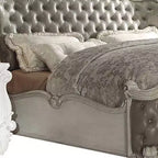 Cama Queen de 95" Versalles, piel sintética gris vintage y acabado blanco hueso - Acme Furniture