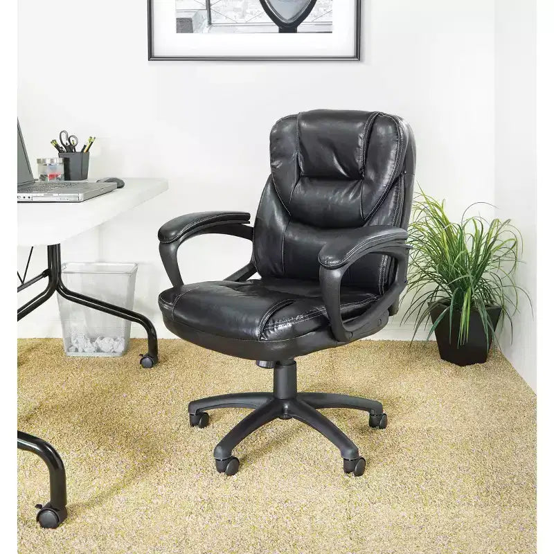 Sillón de oficina de piel sintética con reposabrazos acolchados - OSP Home Furnishings
