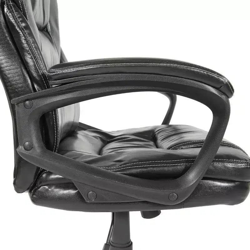 Sillón de oficina de piel sintética con reposabrazos acolchados - OSP Home Furnishings