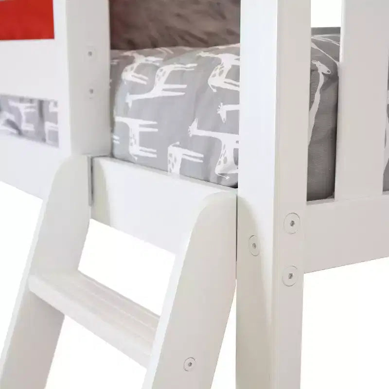 Litera en forma de L de madera maciza Max & Lily, doble sobre matrimonial con estantería para niños