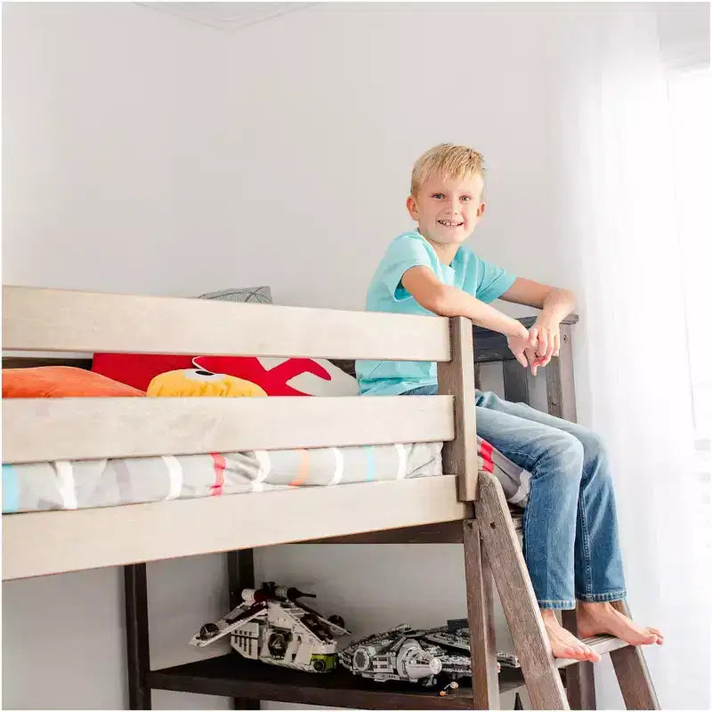 Litera en forma de L de madera maciza Max & Lily, doble sobre matrimonial con estantería para niños