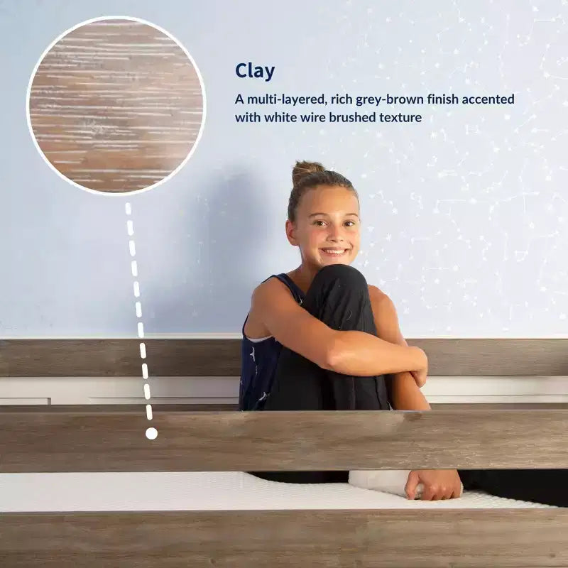 Litera en forma de L de madera maciza Max & Lily, doble sobre matrimonial con estantería para niños