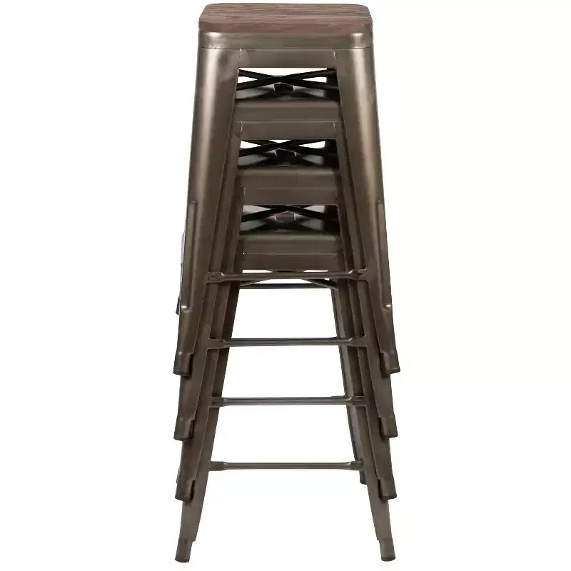 Flash Furniture Taburete de barra de metal de 24 pulgadas de alto, altura de mostrador, para interiores con asiento de madera - Juego apilable de 4 unidades